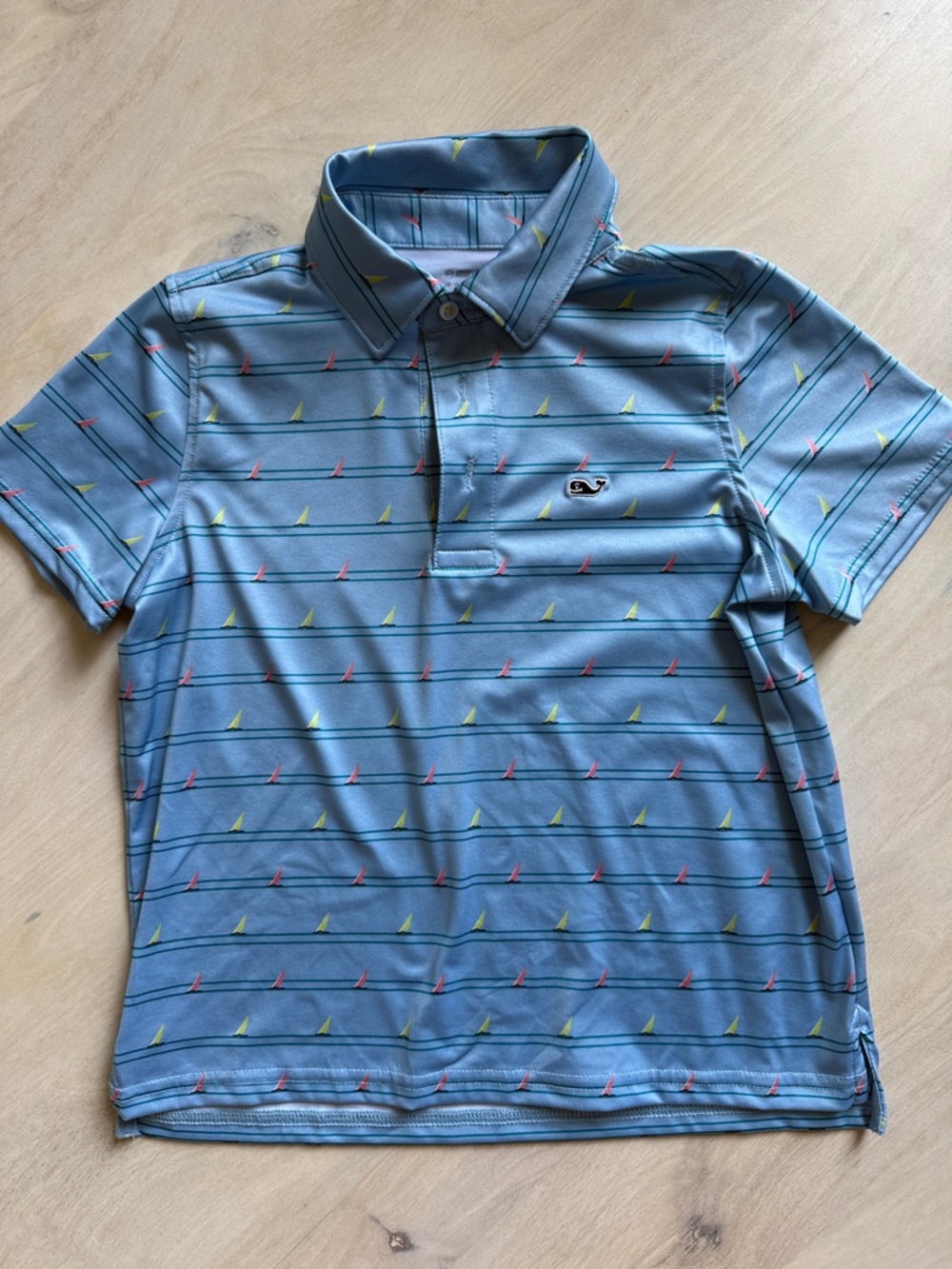 EUC VINEYARD VINES SANKATY PERFORMANCE POLO boys SZ 7 - sailboats